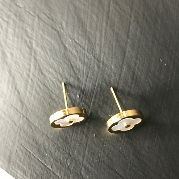 🆑 Clover Stud Earrings - Picture 3 of 4